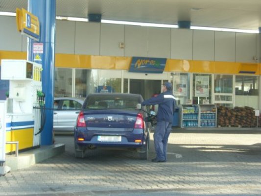 Iată cu cât se scumpesc benzina şi motorina